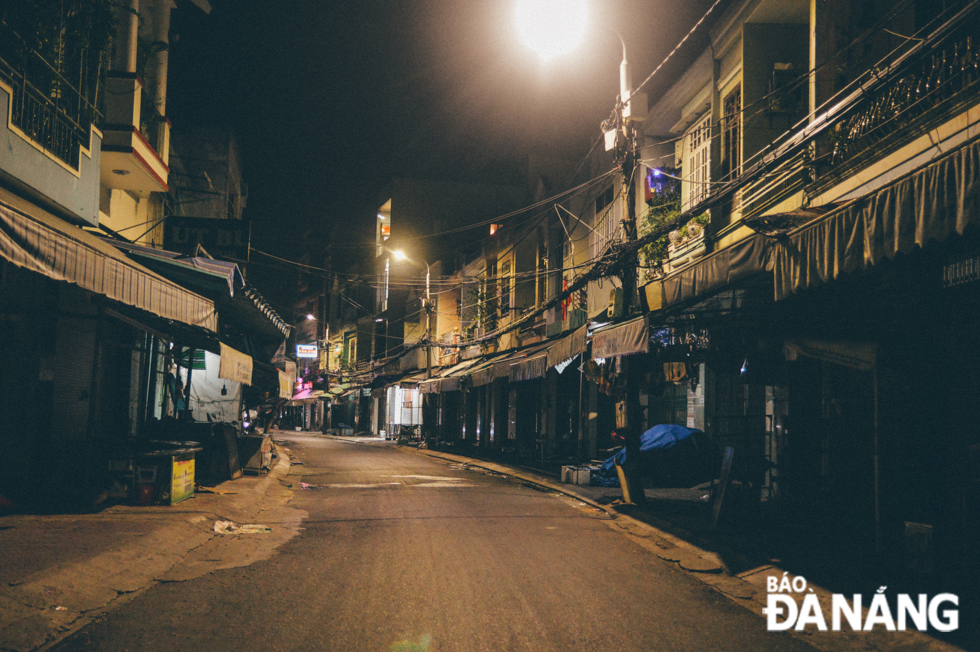 Cu Chinh Lan Street located in Thanh Khe District turning deserted at night