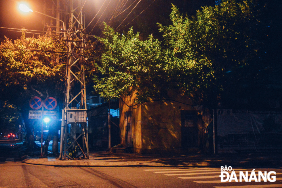 The Ly Tu Trong - Phan Boi Chau intersection immersing itself in quiet ambience, in contrary to its vibrant bustle recorded during the daytime