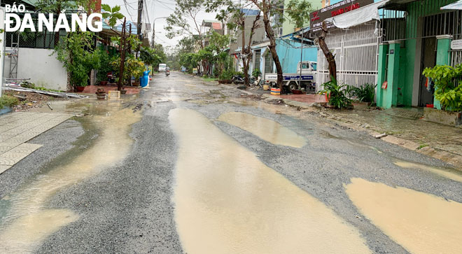 Đường Phước Tường 1 lầy lội vào mùa mưa. Ảnh: NGUYỄN LỄ