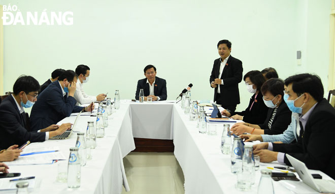 The Da Nang People’s Council delegates discussing solutions to some concerning local issues at the 16th session of the Da Nang People’s Council in its 9th tenure for the 2016 - 2021 term.