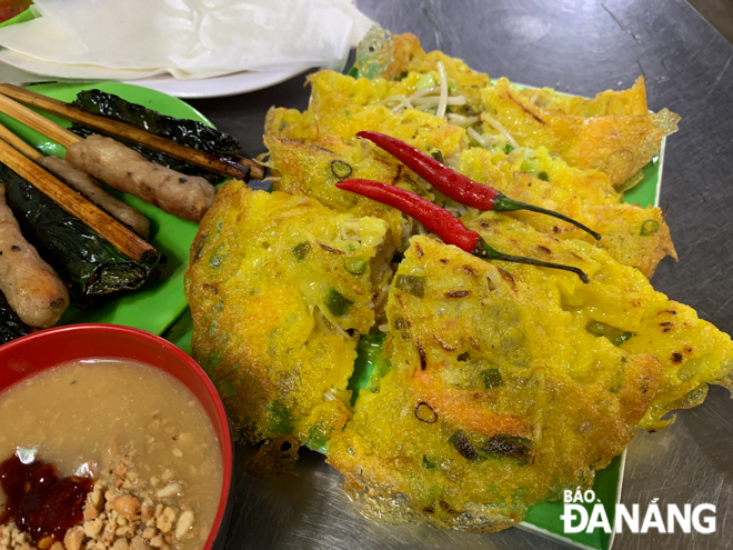 ‘banh xeo’ (Vietnamese sizzling pancakes) and ‘nem lui’ (grilled meat roll) are among the best food for cold weather 