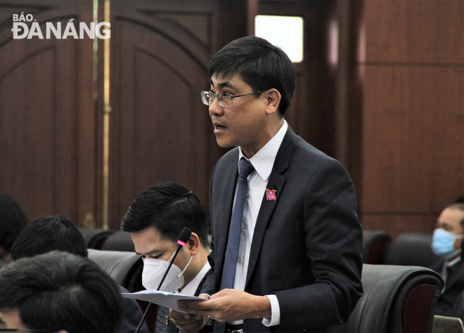 Secretary of the Son Tra District Party Committee Tran Thang Loi delivering his proposals at the Tuesday section of the 16th session of the Da Nang People’s Council in its 9th tenure for the 2016 - 2021 term.