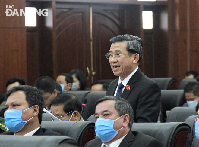 Delegate Nguyen Duc Tri from Cam Le District addressing a discussion within the framework of the 16th session of the Da Nang People’s Council in its 9th tenure for the 2016 - 2021 term.