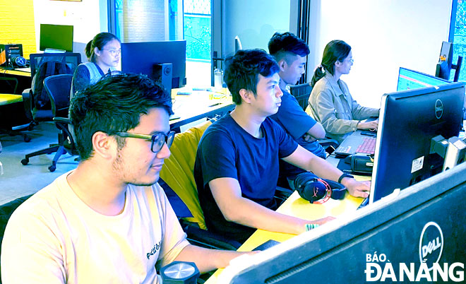 Đội ngũ xây dựng phần mềm Smartos của Công ty TNHH MTV Giải pháp công nghệ thông tin Enouvo đang làm việc. 				   Ảnh: KHANG NINH