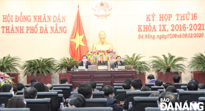 Chủ tịch HĐND thành phố Nguyễn Nho Trung (phải) và Phó Chủ tịch HĐND thành phố Lê Minh Trung (trái) điều hành phiên thảo luận. 									                Ảnh: LAM PHƯƠNG