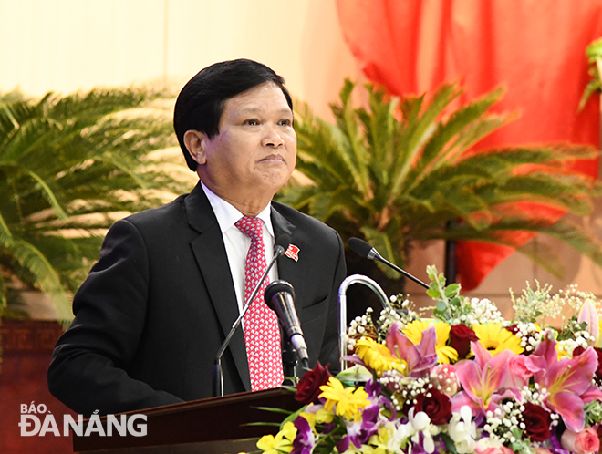 Chủ tọa Nguyễn Nho Trung phát biểu bế mạc kỳ họp. Ảnh: ĐẶNG NỞ