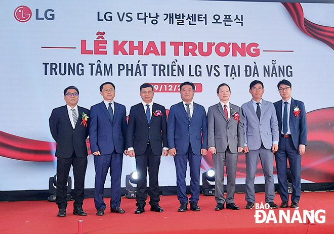 Phó Chủ tịch UBND thành phố Hồ Kỳ Minh (thứ ba từ trái sang) tham dự khánh thành Trung tâm nghiên cứu LG VS của tập đoàn LG tại Đà Nẵng. Ảnh: NAM PHƯƠNG