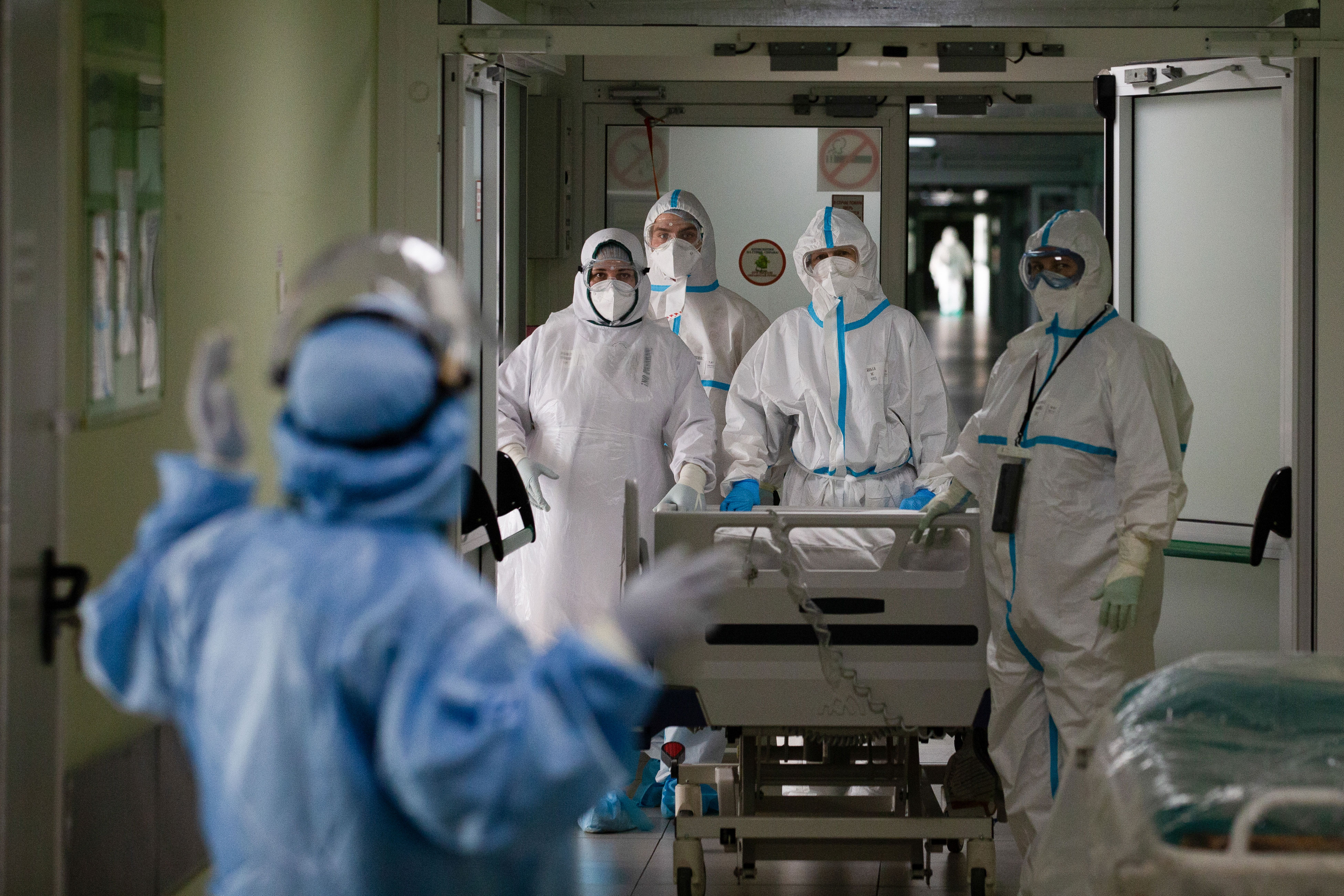 Các nhân viên y tế ở một bệnh viện tại Moscow (Nga) điều trị bệnh nhân Covid-19. Ảnh: Getty Images
