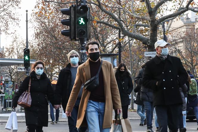 Người dân đeo khẩu trang phòng lây nhiễm Covid-19 tại Berlin, Đức, ngày 27-11-2020. Ảnh: THX/ TTXVN
