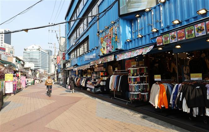 Cảnh vắng vẻ tại một trong những tuyến phố mua sắm ở thủ đô Seoul, Hàn Quốc trong bối cảnh số ca nhiễm Covid-19 tăng cao, ngày 7-12-2020. Ảnh: Yonhap/TTXVN
