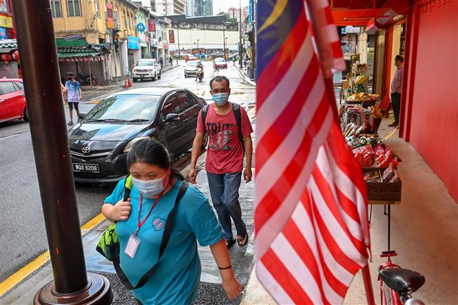 Người dân phòng dịch với khẩu trang ở Malaysia. Ảnh: AFP