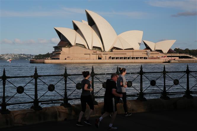 Người dân tập thể dục tại Sydney, Australia, ngày 2-11-2020. Ảnh: THX/ TTXVN