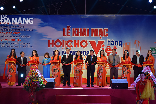 Vice Chairman Minh (6th left) and other delegates joining in the ribbon-cutting ceremony for the trade fair