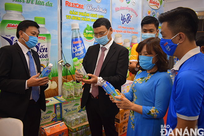 Vice Chairman Minh (2nd left) visiting a stand at the fair