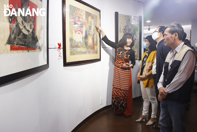  A large number of locals and visitors admiring the displayed arts works at the exhibition