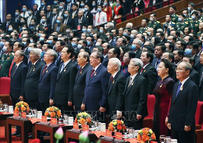 Các đồng chí lãnh đạo nguyên lãnh đạo Đảng Nhà nước và đại biểu thực hiện nghi lễ chào cờ. Ảnh: Thống Nhất/TTXVN