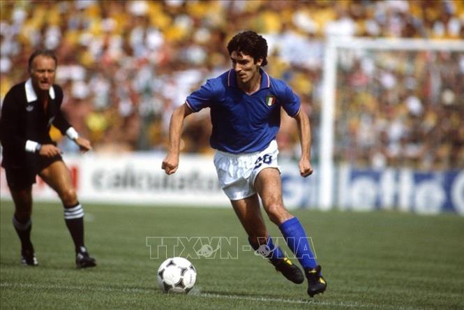 Huyền thoại bóng đá Italy Paolo Rossi (phải). Ảnh: Getty Images/TTXVN