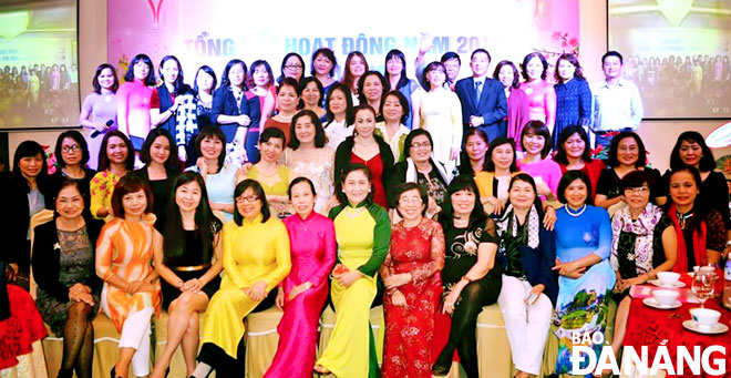 Các nữ doanh nhân trong Hiệp hội Nữ doanh nhân Đà Nẵng. 							            Ảnh: HỒNG QUANG