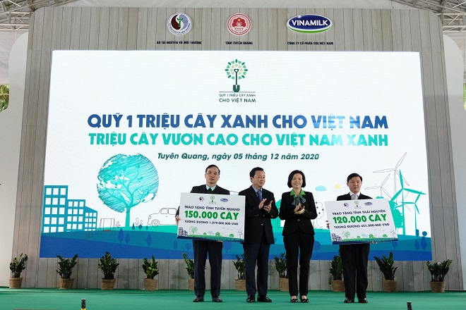 Tại sự kiện, ông Trần Hồng Hà – Bộ trưởng Bộ Tài nguyên & Môi trường cùng đại diện Vinamilk trao tặng bảng tượng trưng 270.000 cây xanh đến 2 tỉnh Thái Nguyên và Tuyên Quang tại sự kiện.