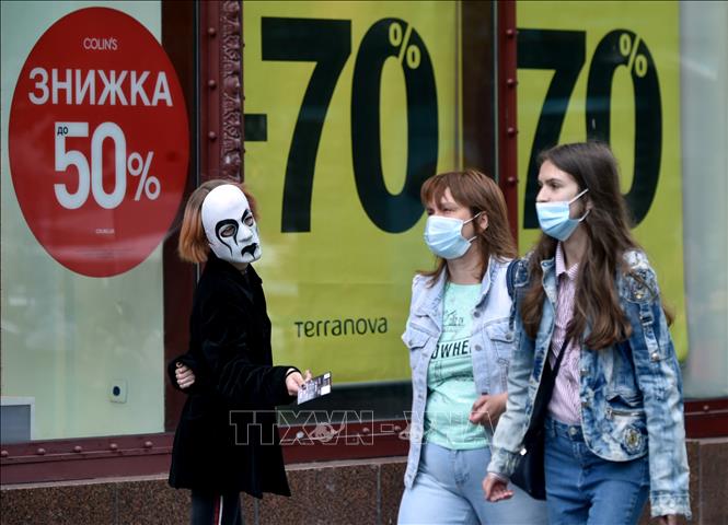 Người dân đeo khẩu trang nhằm ngăn dịch COVID-19 lây lan tại Kiev, Ukraine ngày 15/7. Ảnh: AFP/TTXVN