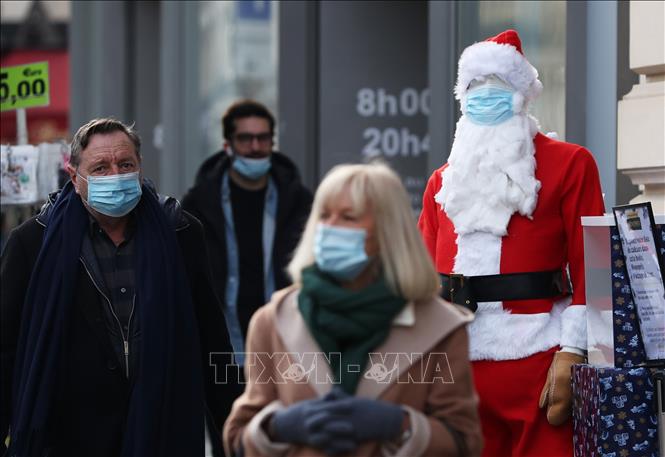 Người dân đeo khẩu trang phòng lây nhiễm COVID-19 tại Paris, Pháp, ngày 25/11. Ảnh: THX/TTXVN