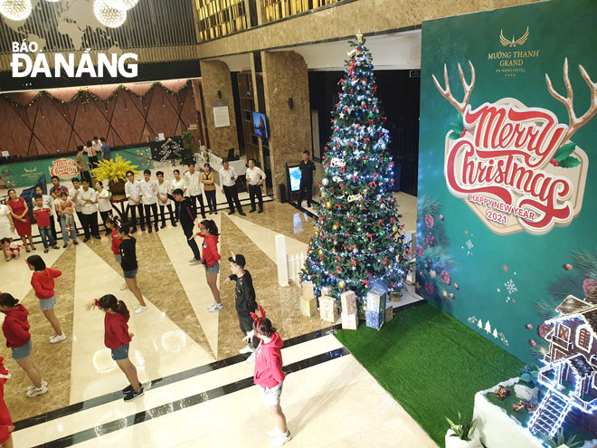 Khởi động Chương trình thắp sáng cây thông Noel 2020 tại khách sạn Mường Thanh Grand Đà Nẵng. Ảnh: Đ.H.L  
