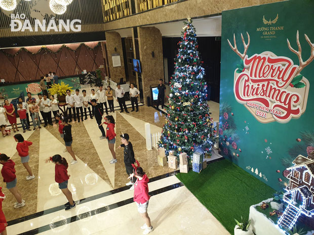 An event of lighting the gloriously- decorated Christmas tree at the Muong Thanh Grand Da Nang Hotel