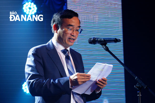 Chủ tịch UBND thành phố Lê Trung Chinh phát biểu tại buổi lễ. Ảnh: PHAN CHUNG