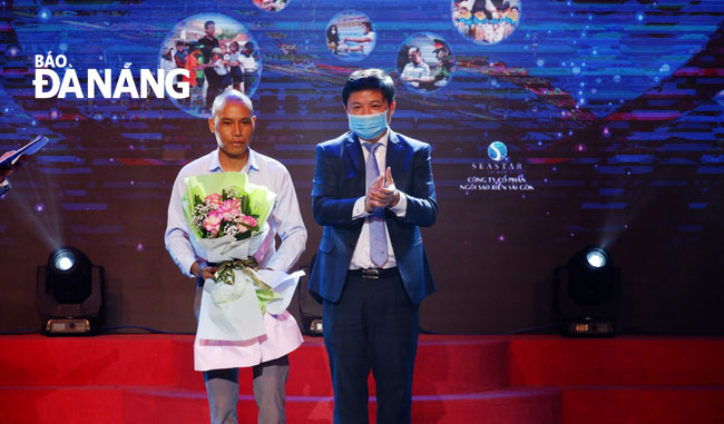 Phó Bí thư Thường trực Thành ủy, Chủ tịch HĐND thành phố Lương Nguyễn Minh Triết tặng hoa cho anh Trần Phước Hùng, người sáng lập Câu lạc bộ 