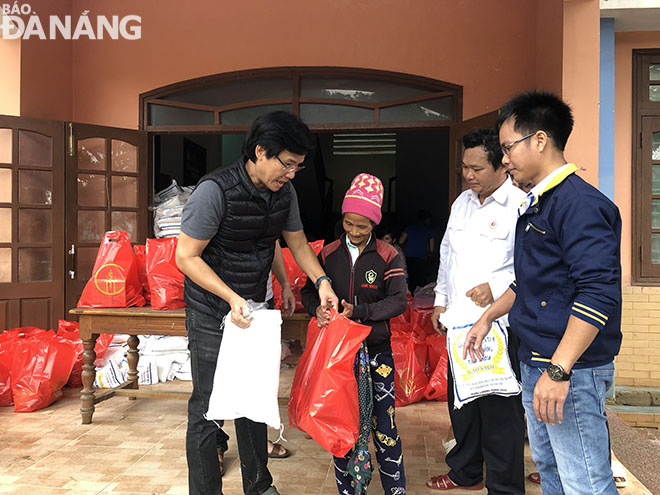 Bệnh viện C Đà Nẵng tặng quà cho bà con ở xã Trà Giác (huyện Bắc Trà My, tỉnh Quảng Nam) trong chương trình thiện nguyện 