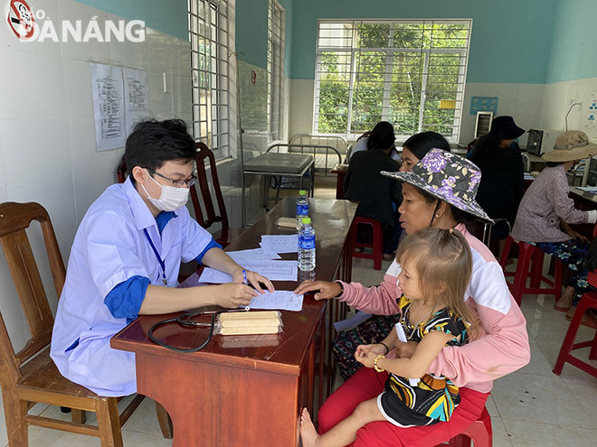 Bệnh viện C Đà Nẵng tổ chức khám, tầm soát bệnh, cấp phát thuốc miễn phí cho bà con ở xã Phước Kim (huyện Phước Sơn, tỉnh Quảng Nam) vào ngày 20-11. Ảnh: Bệnh viện C Đà Nẵng
