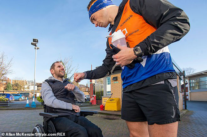 Kevin Sinfield (phải) và người bạn Rob Burrow gặp nhau ở cuối một cuộc chạy marathon. Ảnh: Dailymail