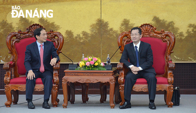 Da Nang Party Secretary Nguyen Van Quang (right) in discussions with Deputy Minister of Foreign Affairs Bui Thanh Son