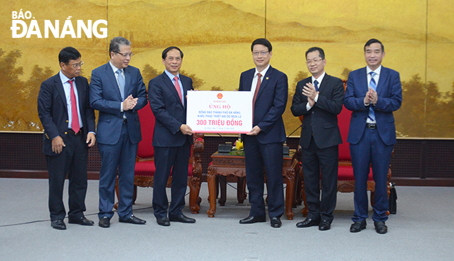 The Ministry of Foreign Affairs donating 300 million VND to Da Nang to support the latter’s efforts in overcoming the aftermaths of recent harsh weather incidents 