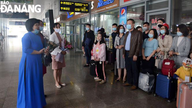 Representatives from the Da Nang Department of Tourism welcoming Quang Ninh visitors