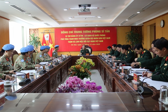 Trung tướng Phùng Sĩ Tấn tại buổi làm việc với Cục GGHB Việt Nam. Ảnh QĐND