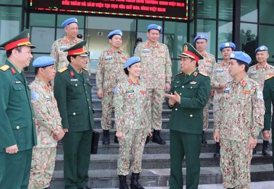 Trung tướng Phùng Sĩ Tấn trao đổi với Chỉ huy và cán bộ Cục GGHB Việt Nam
