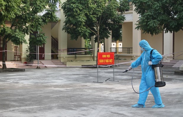 Spraying disinfectant at a quarantine area (Photo: VNA)