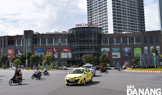 Giai đoạn 2020-2025, quận Sơn Trà tiếp tục xác định dịch vụ, du lịch là ngành kinh tế chủ lực. Trong ảnh: Trung tâm thương mại Vincom (trên tuyến đường Ngô Quyền) là một điểm đến mua sắm hiện đại được đầu tư, xây dựng tại quận Sơn Trà thời gian qua.  Ảnh: KHÁNH HÒA