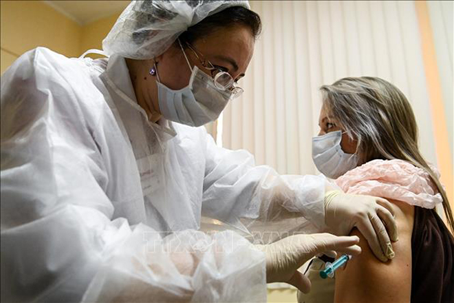 Tiêm vaccine ngừa Covid-19 tại Moskva, Nga ngày 5-12. Ảnh: AFP/TTXVN
