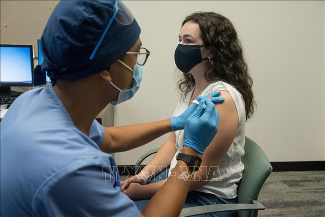  Tiêm chủng vaccine ngừa Covid-19 cho một tình nguyện viên tại Detroit, Michigan, Mỹ ngày 5/8. Ảnh: AFP/TTXVN