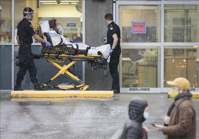  Chuyển bệnh nhân nhiễm Covid-19 tới bệnh viện ở Vancouver, British Columbia, Canada ngày 24-11. Ảnh: THX/TTXVN