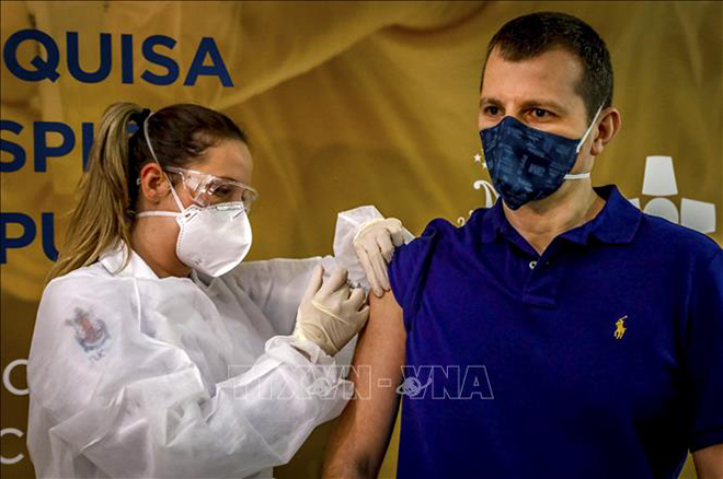  Tiêm vaccine ngừa Covid-19 cho một tình nguyện viên tại Porto Alegre, Brazil, ngày 8/8-2020. Ảnh: AFP/TTXVN