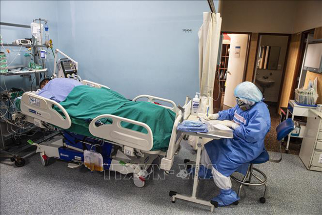  Nhân viên y tế điều trị cho bệnh nhân nhiễm Covid-19 tại bệnh viện ở Lima, Peru. Ảnh: AFP/TTXVN