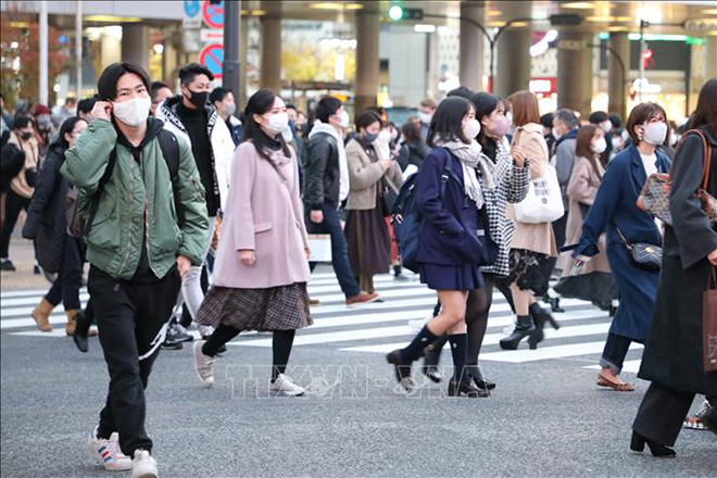  Người dân đeo khẩu trang phòng lây nhiễm Covid-19 tại Tokyo, Nhật Bản ngày 12-12. Ảnh: THX/TTXVN