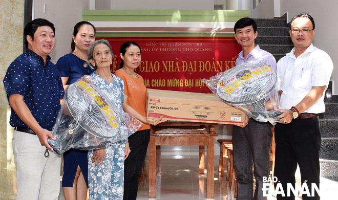Phường Thọ Quang tổ chức bàn giao nhà đại đoàn kết cho gia đình bà Phạm Thị Thùy Lai, tổ 79 Quang Cư 1.Ảnh: PHƯƠNG UYÊN	