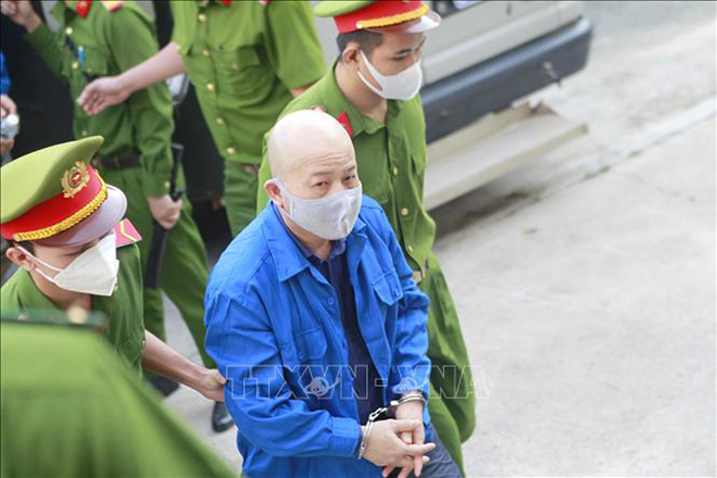  Bị cáo Đinh Ngọc Hệ (nguyên Phó Tổng Giám đốc Tổng công ty Thái Sơn - Bộ Quốc phòng) được đưa đến phiên tòa xét xử. Ảnh: Thanh Vũ/TTXVN
