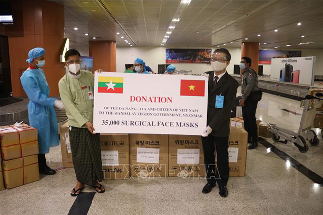 Đại sứ Việt Nam tại Myanmar Lý Quốc Tuấn bàn giao lô khẩu trang cho đại diện chính quyền vùng Mandalay của Myanmar. Ảnh: TTXVN phát