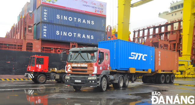 Đà Nẵng có lợi thế lớn để phát triển về dịch vụ logistics. TRONG ẢNH: Bốc xếp hàng ở cảng Tiên Sa.  Ảnh: PHƯƠNG UYÊN	