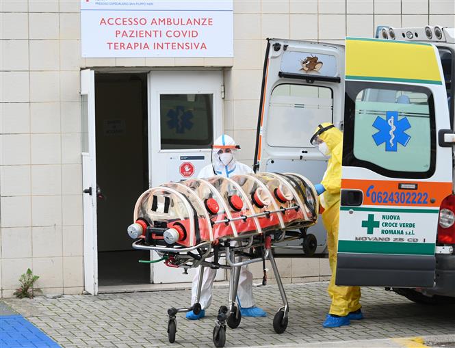 Nhân viên y tế chuyển bệnh nhân nhiễm COVID-19 tới bệnh viện ở Rome, Italy. Ảnh: THX/TTXVN
